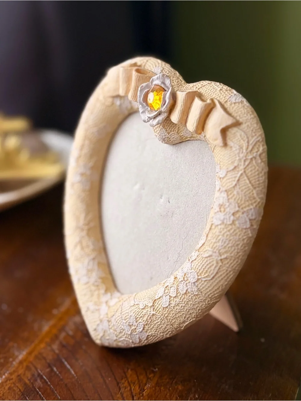 Heart-Shaped Lace Photo Frame in Cream Vintage Accent